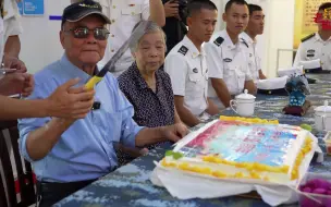 这是一场跨越58年的对话——“八六海战”老英雄一等功臣黄汝省重回老部队，参加新艇员的入列仪式，给“海上英雄艇”石碑描红，传承钢铁意志，赓续红色血脉！