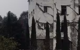 独家回应！ #游客参观汶川地震遗址大笑被导游怼 ，这是每个汶川人都会做的！