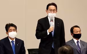 日本首相任命外相 先给安倍打电话