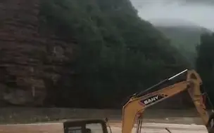 有惊无险！眼看洪水进村 小伙不顾安危开挖机下河疏通河道