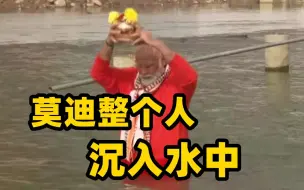 莫迪穿红衣在恒河沐浴祈祷，撒花诵经 舀水浇头
