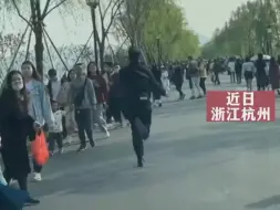 你的背影太帅了！辅警在西湖边狂奔1公里为救护车开道