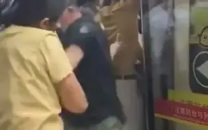 小姐姐强行把一名男子从地铁上拽下来得 知原因后网友不淡定了