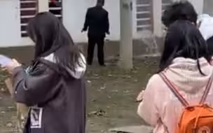高校宿舍水管爆裂，维修师傅冲浪式抢修。