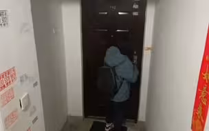 女孩回家发现神秘闯入者，开门却发现暖心一幕