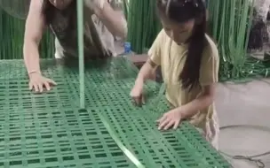女孩国庆帮妈妈干活，手法行云流水