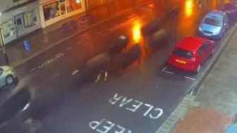 罕见！ 英国80多头牛夜晚街上狂奔 路人拿起手机淡定拍照
