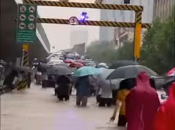 郑州暴雨致32条公交线路临时停运，有公交车行驶中遭积水倒灌