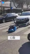 心疼！骑手出车祸躺地打电话请顾客商家谅解