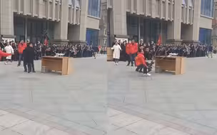 好险！活动现场摄像机从数米高处摔下 小伙眼疾手快飞身接住 (1)
