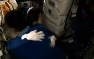 激动了！叶光富拥抱迎接翟志刚王亚平返回核心舱！