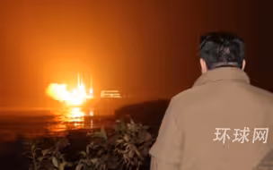 朝鲜成功试射一枚军事侦察卫星，金正恩观摩试射