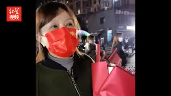 解封时刻｜女儿给七旬妈妈准备了花