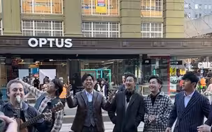外国男子街头演唱《告白气球》 没想到原唱周杰伦站在自己身后 加入合唱还充当气氛组