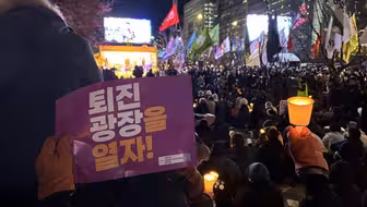 直击韩国光化门广场烛光集会 主办方称有万人参与要求尹锡悦下台