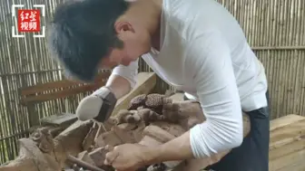失去右掌却偏偏爱上非遗木雕 四川崇州小伙单掌雕出“花花世界”