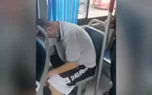 乘客突发疾病，公交秒变“救护车” 热心乘客当向导