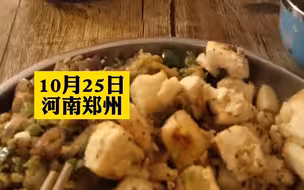 萌娃看妈妈做饭，手扶额头一脸愁容，网友：从孩子脸上看出了中年男人的无奈