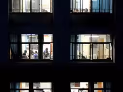 老师不让男生晚自习上厕所 称得先去医院开证明 教育局回应