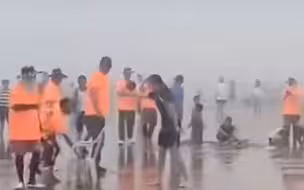 青岛一海水浴场大雾涨潮临时关闭，游客不听劝阻与工作人员发生肢体冲突