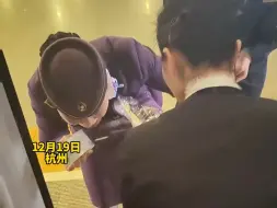 旅客上车时鞋从缝隙掉进轨道，乘务员用拖把缠胶带帮忙粘鞋
