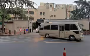 运送工作人员的中巴车驶出美国驻成都总领馆