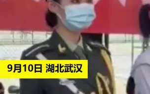 中南民族大学新生报到 仪仗队学姐站军姿纹丝不动迎接新同学