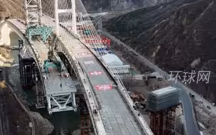 基建狂魔上新！在北京见证世界首例！2.5万吨大桥双幅同步空中转体