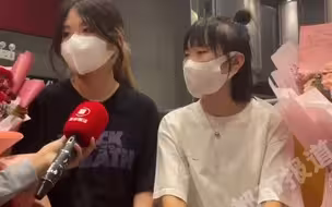 都市报道【#郑州暴雨中的摆渡女孩给大家报平安，那一天终身难忘！】