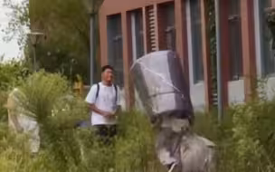 学长为新生搬行李，床垫直接套头上，网友：可可爱爱没有脑袋