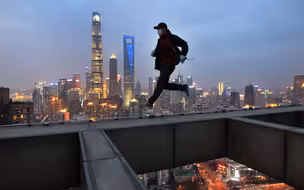 他们徒手爬上百米高楼，毫无保护措施！Up主冒死追拍！