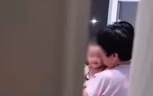奶奶在家带娃，抱着孩子念念有词，网友直呼：别让儿媳妇听到了！