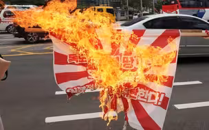 我们的这两个重量级邻国，又激烈干上架了！