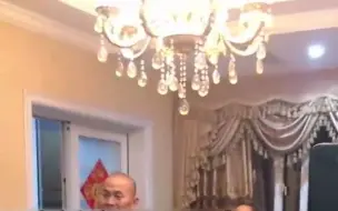 老人在家过生日，全家人赶回来庆祝挤满客厅，网友：家庭氛围让人羡慕