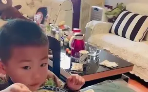 萌娃不好好吃饭 姥姥拿出
