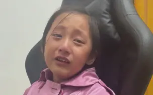 父亲叮嘱女儿多花时间学习，女儿边哭边据理力争：“请珍惜我们孩子的儿童时光！”