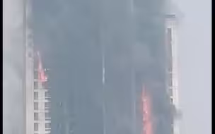 河北石家庄一高层写字楼发生火灾，燃烧物不断从楼上掉落