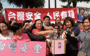 台中摊商集资挺韩国瑜 豪气喊：50万罚款我们买单