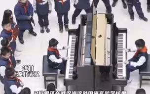 两名小学生课间弹奏《孤勇者》，同学们纷纷围着合唱，网友：新时代的儿歌