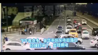 点赞！车流中的“信号灯”小哥