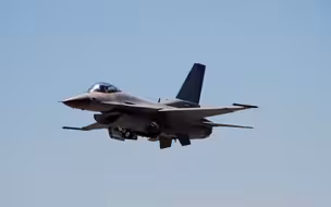 美军一架F-16坠毁，飞行员跳伞逃生