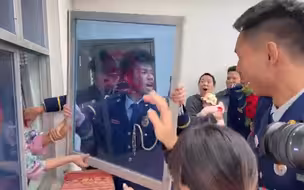 手法专业速度飞快  消防员结婚接亲时把窗户拆了