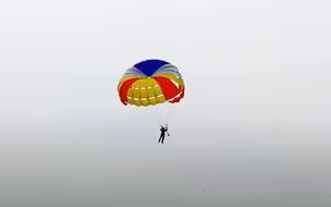 硬核“放风筝”！现场直击海军航空大学陆地牵引升空跳伞训练
