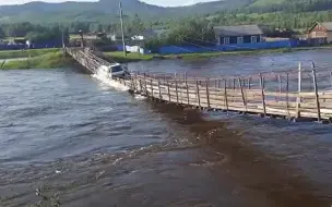 俄罗斯卡车司机冒险过河 结果桥断了