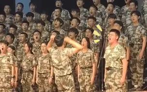 合唱大学生合唱《保卫黄河》，男生激情指挥同学卖力演唱