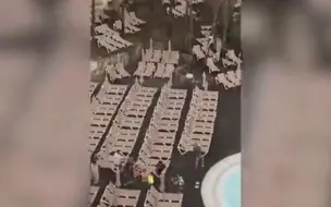 拼的就是速度！游客在西班牙度假村疯狂占座