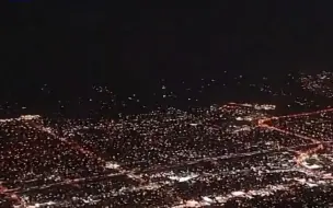 航拍洛杉矶山火燃烧6天后景象：城区郊区界线明显 灾区夜晚一片黑暗