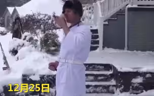 “硬核除雪”！美国一男子用喷火器清除门前积雪