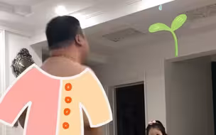 爸爸陪女儿练习舞蹈动作，分步讲解老师教的重点。网友：至少有一个人学会了。