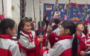 学生期中考试考得好，班主任奖励全班每人一根甘蔗，网友：寓意好！
